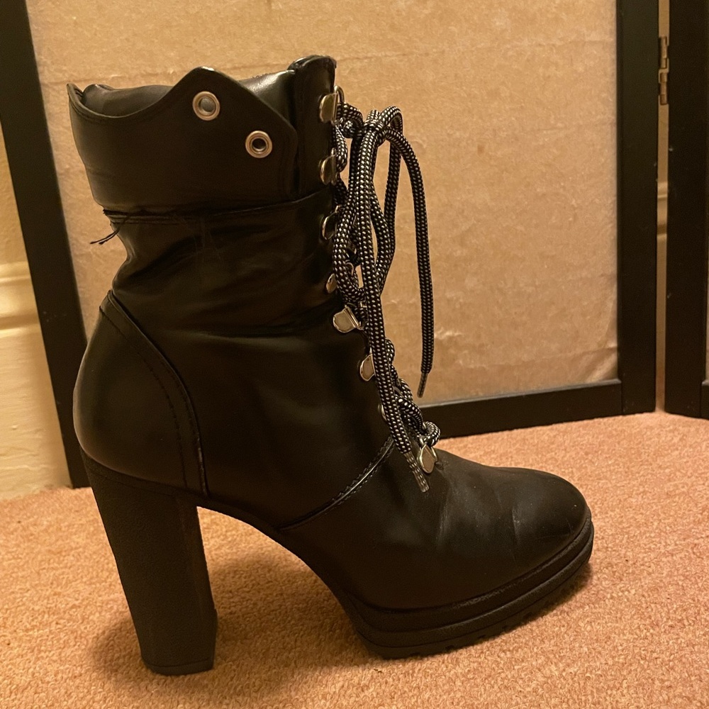 Ladies short boots, faux leather. Black platform size 7-7.5